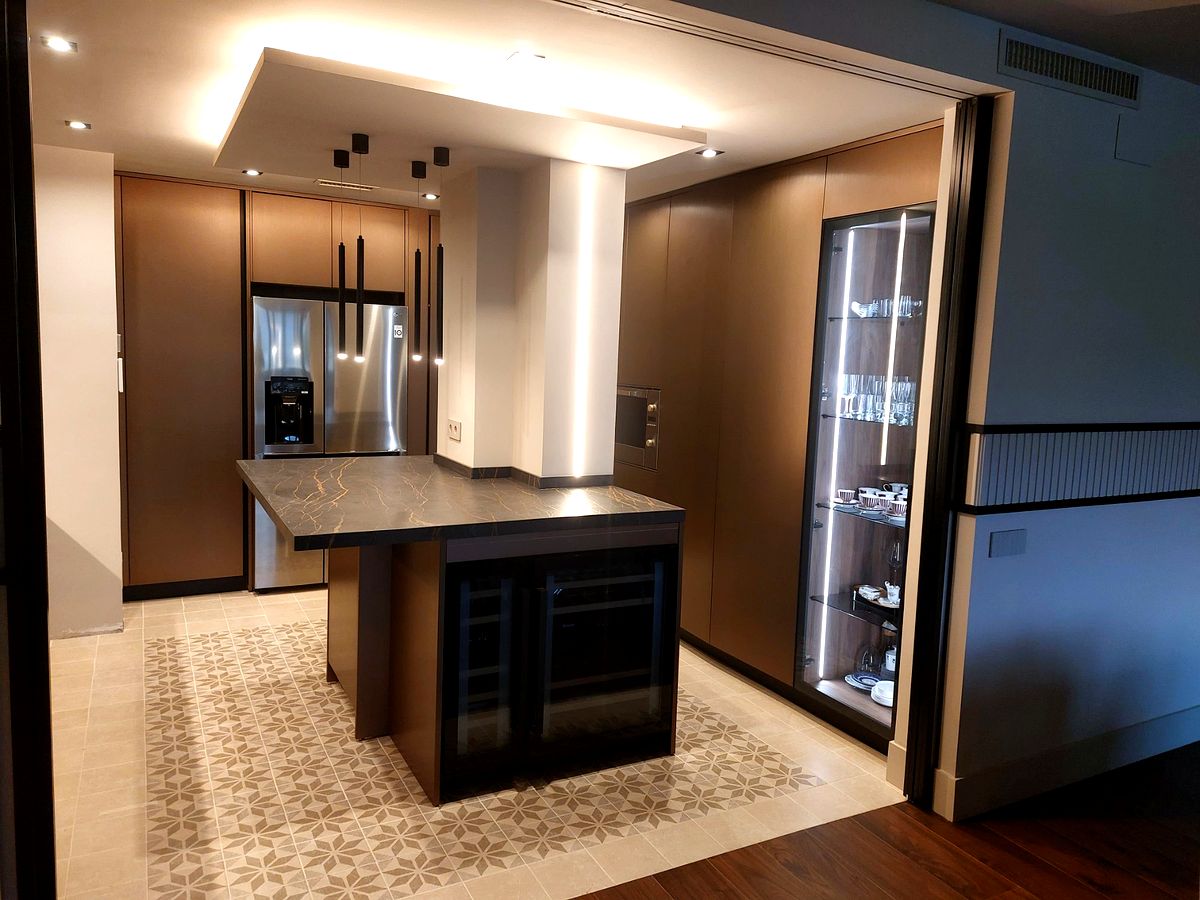 Reforma integral en Ático de El Retiro &middot; Cocina bronce con isla &middot; Obras Condisa Madrid