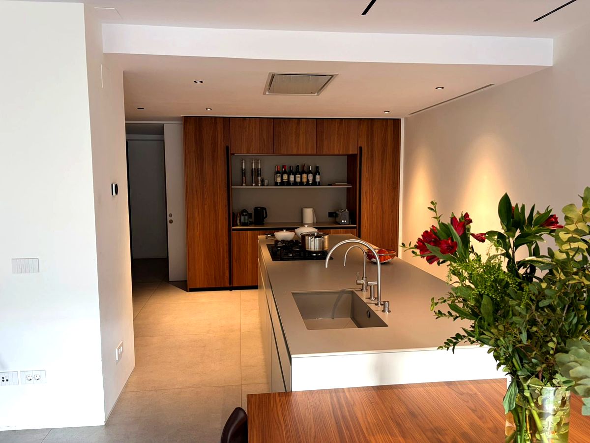 Cocina con isla en madera de nogal &middot; Reforma Obras Condisa Madrid