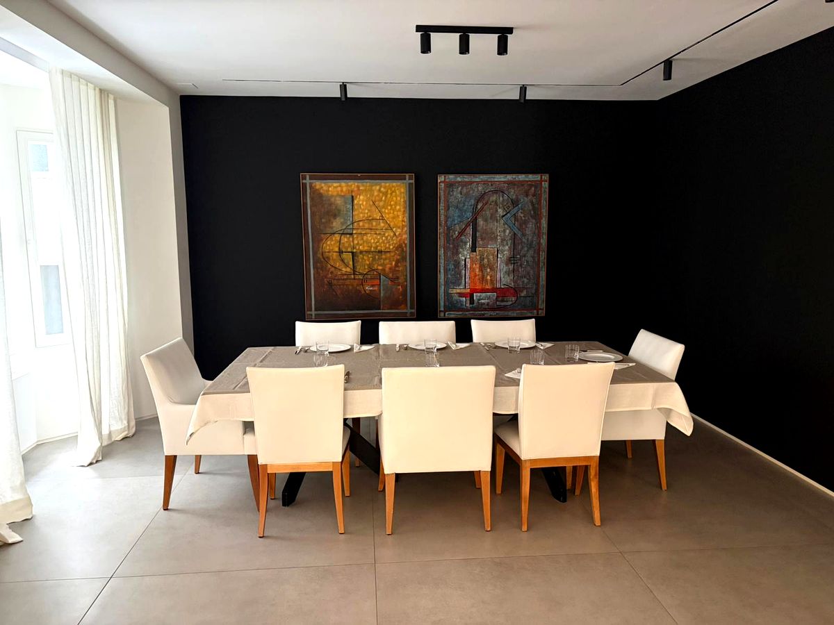 Comedor reforma integral con pared negra &middot; Obras Condisa Madrid